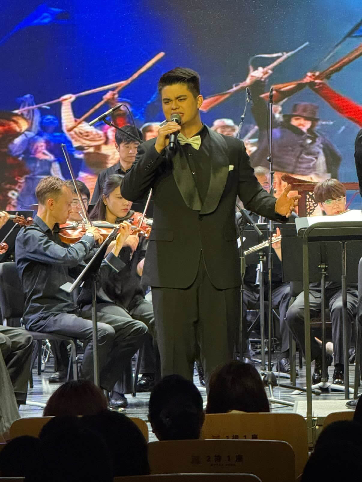 Didi Stone performing violin